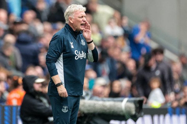 Moyes: I feel sorry for the fans because I had to defend. The performance of the players in the game with 10 men was incredible.